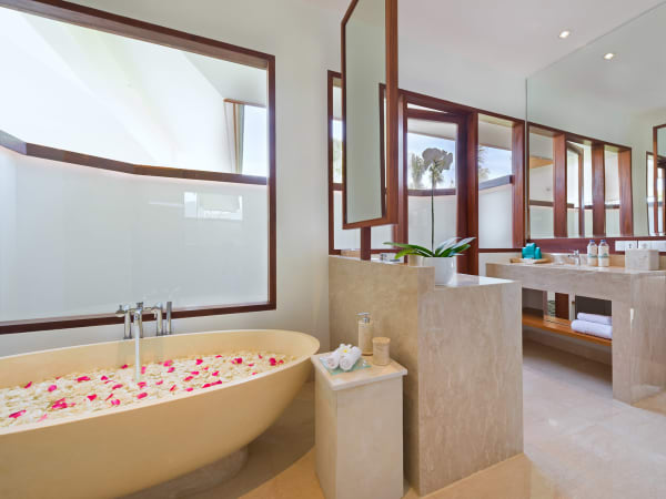 Pandawa Cliff Estate - Villa Rose - Ensuite bathroom three